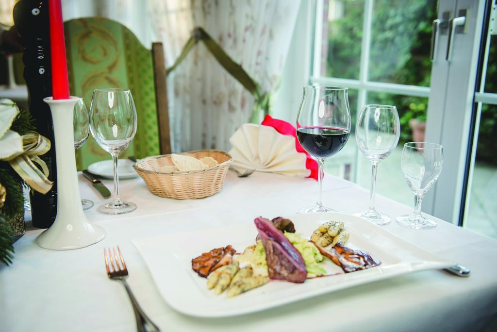 Hotel & Restaurant Zum Vater Rhein Monheim am Rhein Екстериор снимка