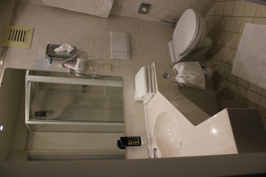 Hotel & Restaurant Zum Vater Rhein Monheim am Rhein Стая снимка