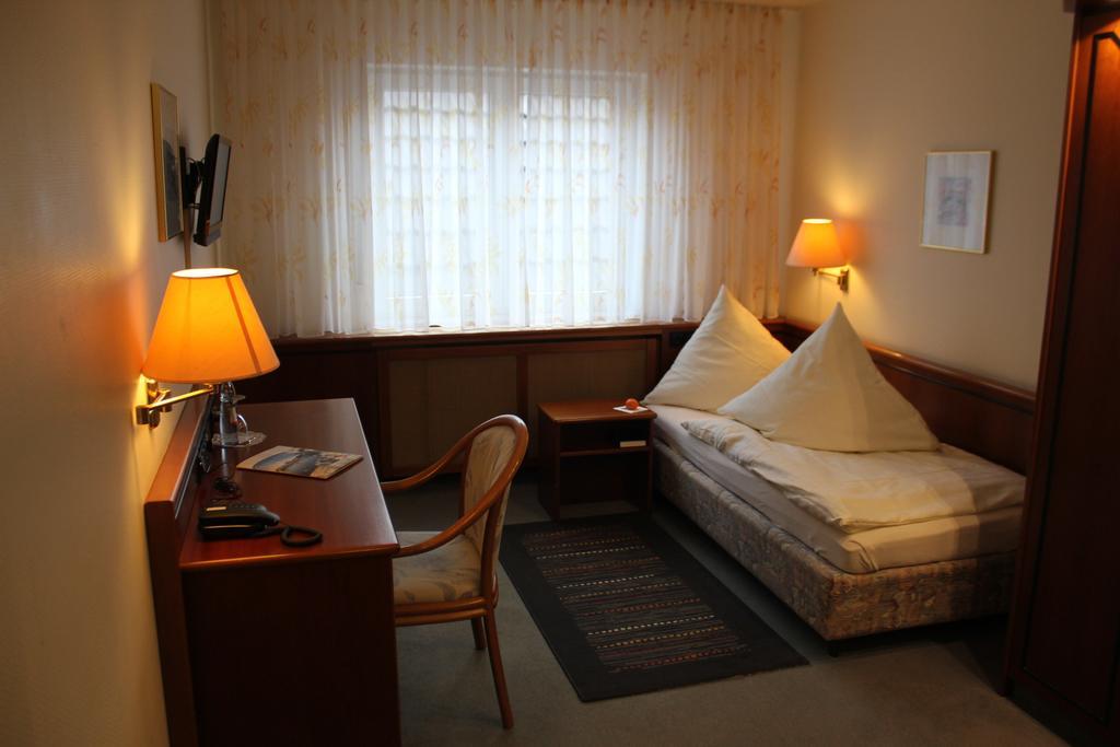 Hotel & Restaurant Zum Vater Rhein Monheim am Rhein Стая снимка