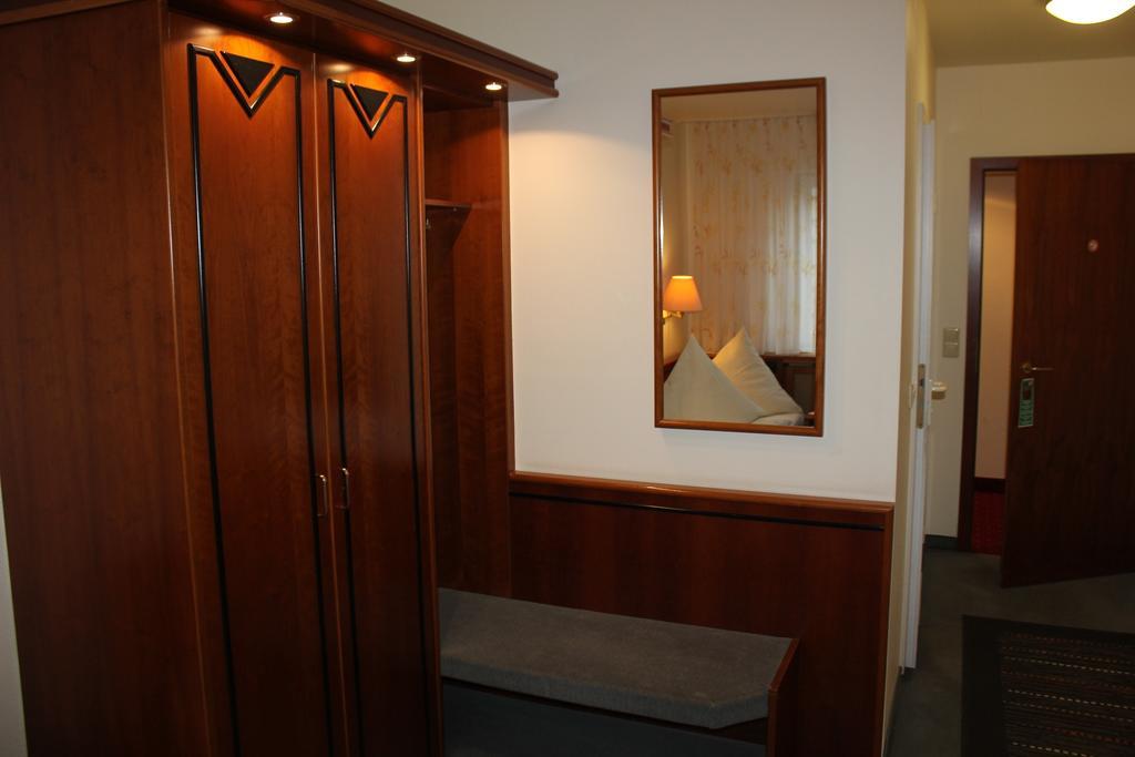 Hotel & Restaurant Zum Vater Rhein Monheim am Rhein Стая снимка