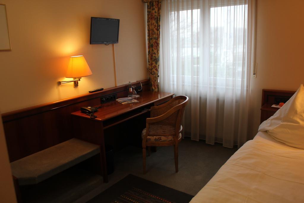 Hotel & Restaurant Zum Vater Rhein Monheim am Rhein Стая снимка