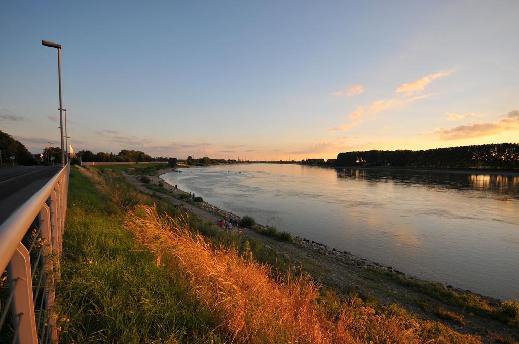 Hotel & Restaurant Zum Vater Rhein Monheim am Rhein Екстериор снимка