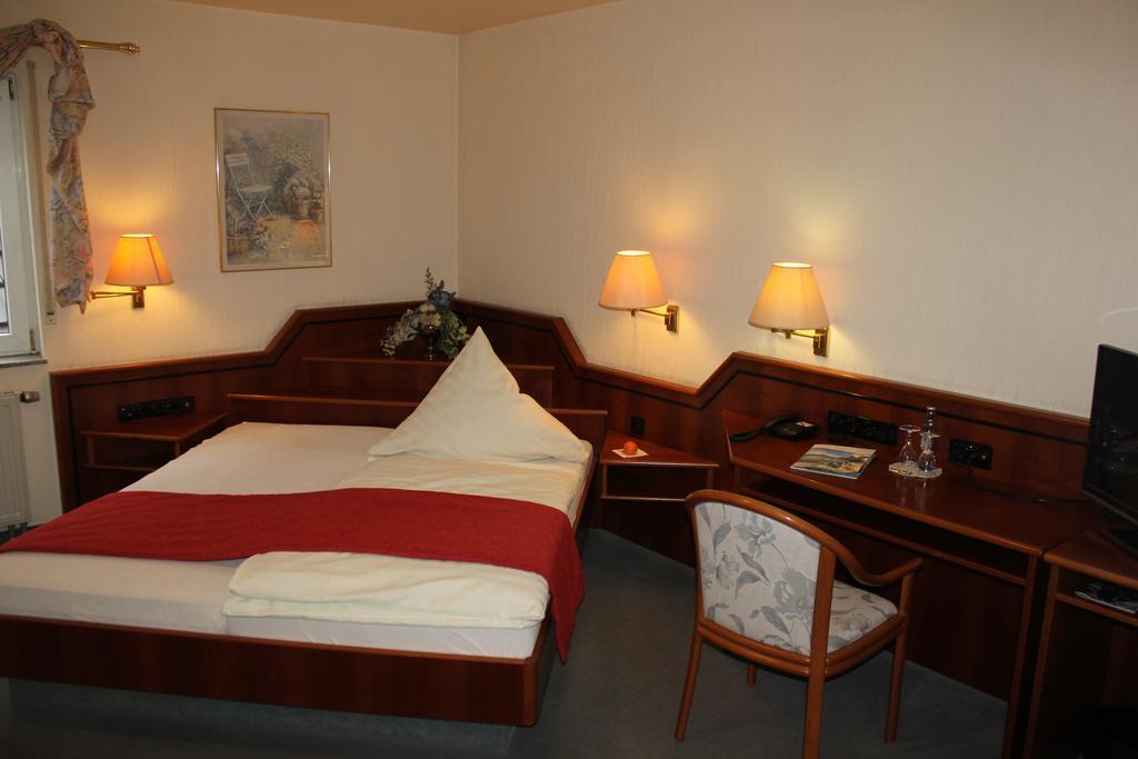 Hotel & Restaurant Zum Vater Rhein Monheim am Rhein Стая снимка